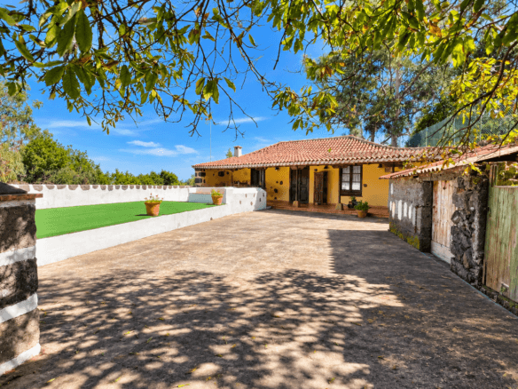 Rural house for sale in El Tanque, Tenerife with private courtyard and garden