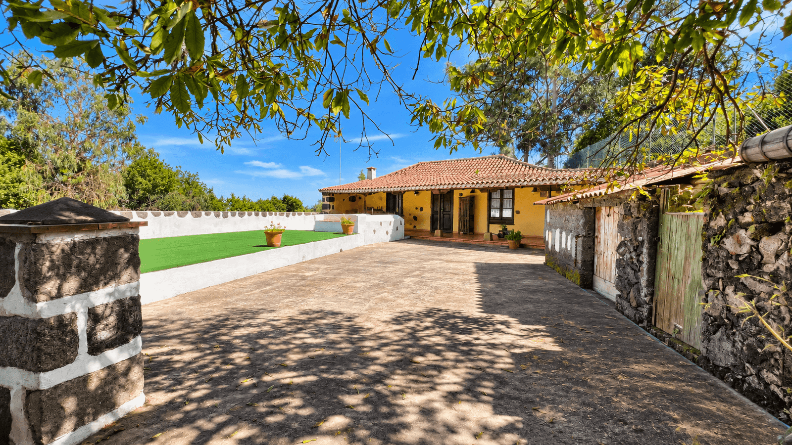 Rural house for sale in El Tanque, Tenerife with private courtyard and garden