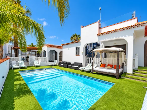 Villa for sale in Amarilla Golf with heated swimming pool and sunny terrace