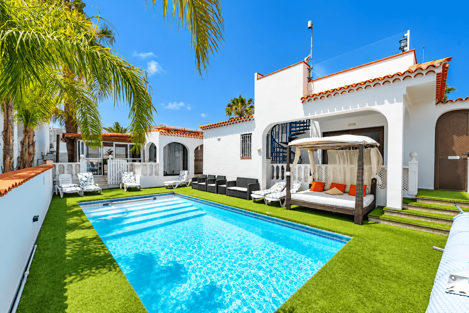 Villa for sale in Amarilla Golf with heated swimming pool and sunny terrace