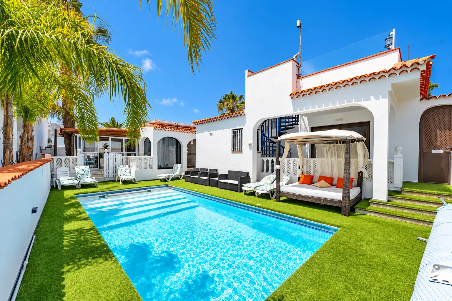 Villa for sale in Amarilla Golf with heated swimming pool and sunny terrace