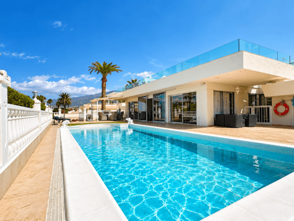 Villa for sale in Playa de las Américas with private pool and sea views