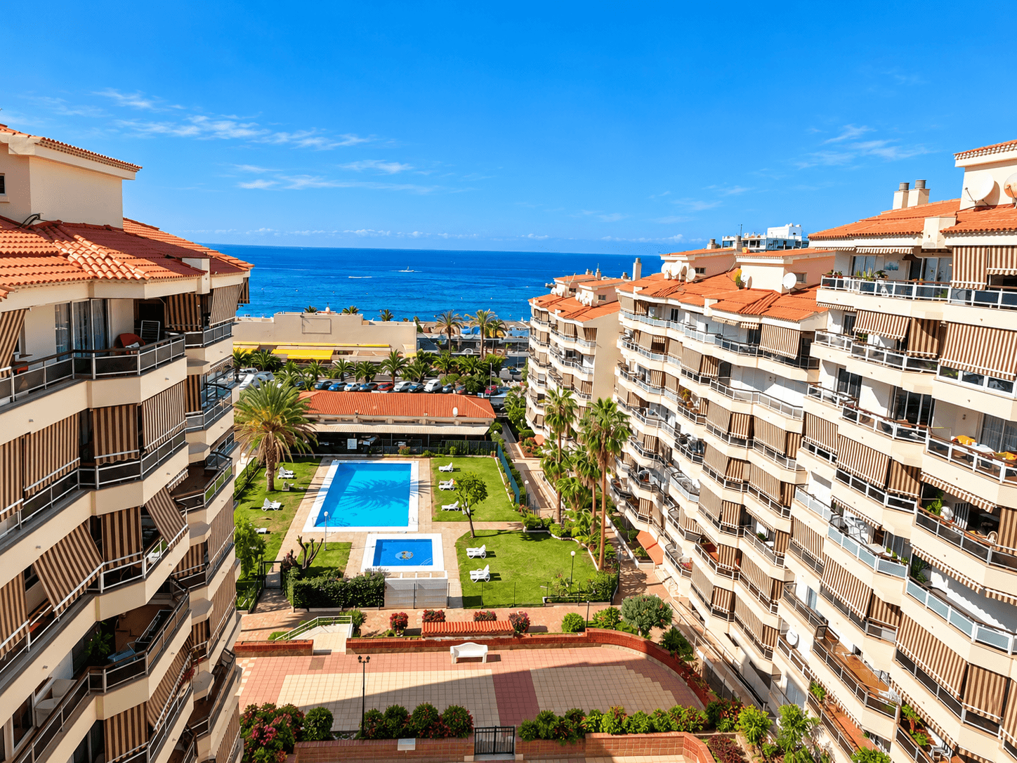 Apartment for sale in Los Cristianos with sea views and communal swimming pool