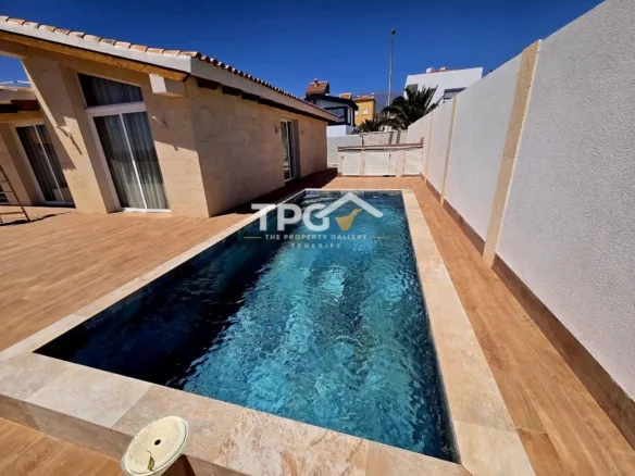 Villa for Sale in La Listada with Sea Views