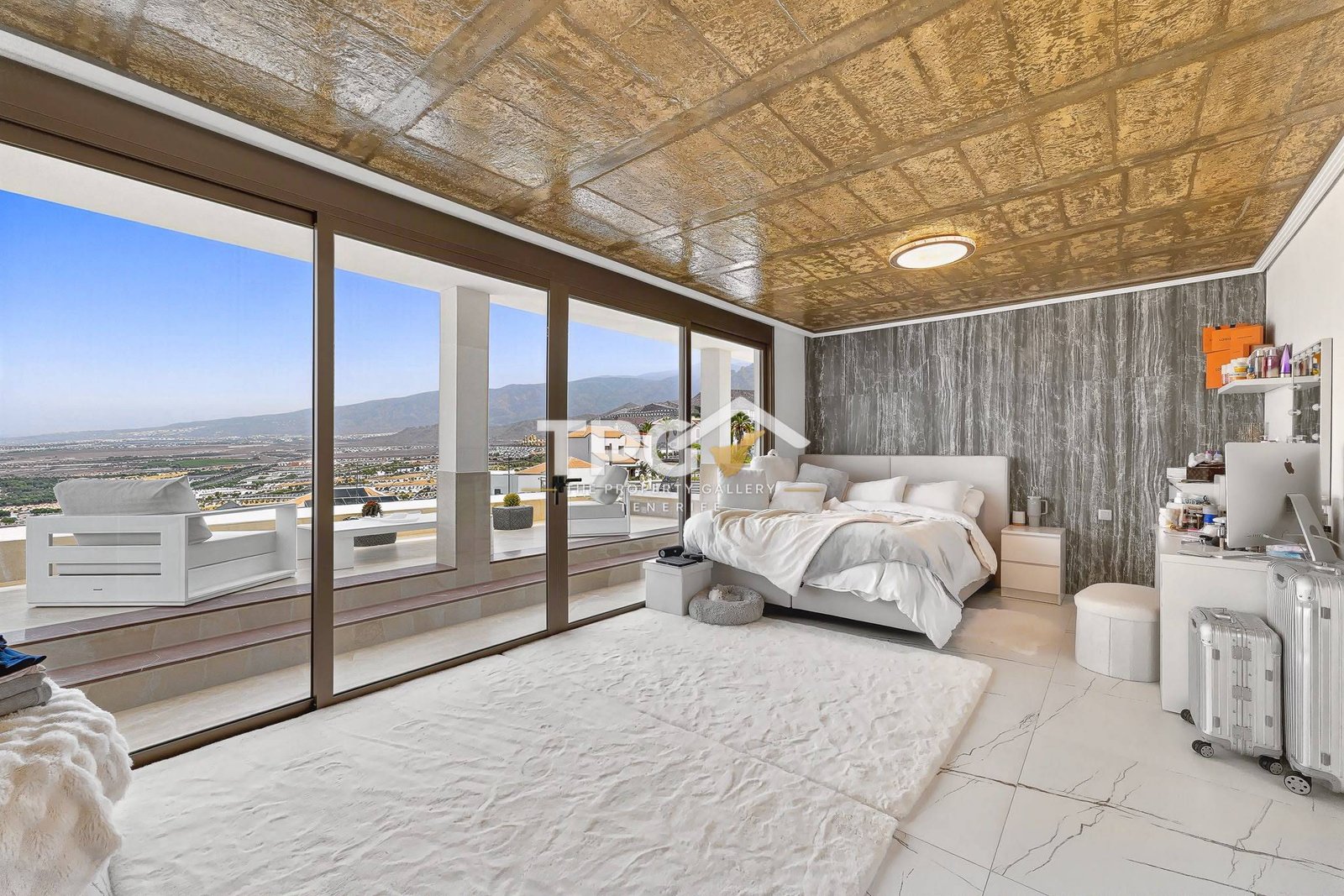 Luxury Villa for Sale in San Eugenio Alto with Sea Views