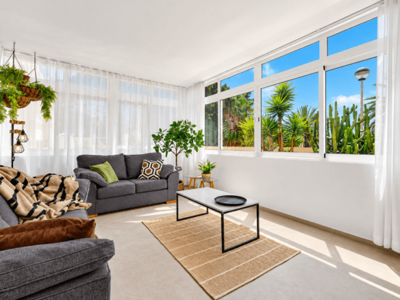 Apartment for sale in Chayofa with bright living room and large windows