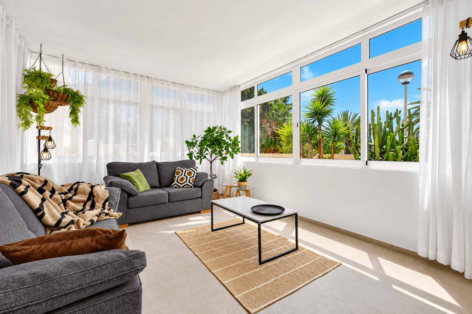 Apartment for sale in Chayofa with bright living room and large windows